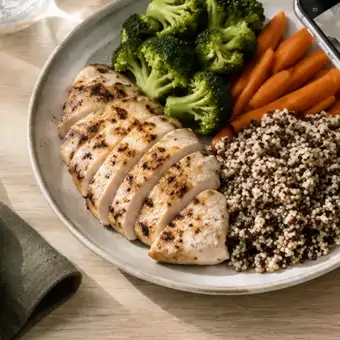 Foto de um prato de frango grelhado com quinoa, brócolis e cenoura enviada no WhatsApp